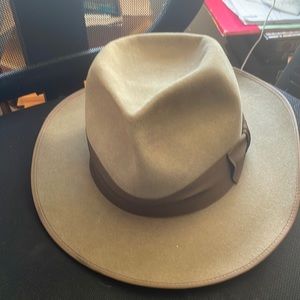 cream hat prefect shape akubra squater